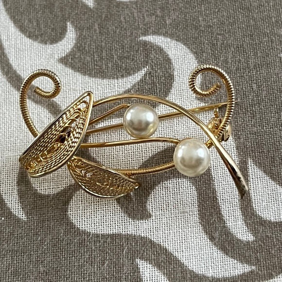 Delicate Pearl Brooch - Picture 1 of 3